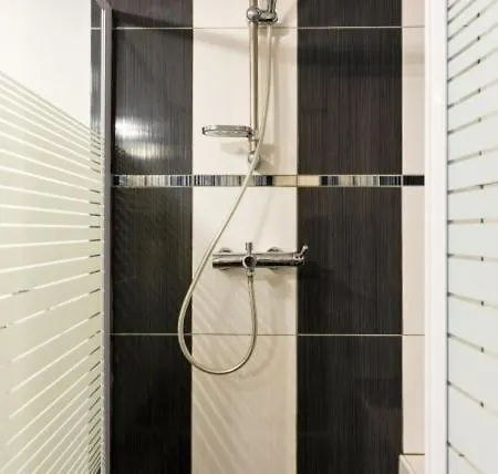 別荘 Villa Romantica Avec Piscine, 5 Studio Appartements, 5 Salles De Bains, 5 Cuisines, 12 Personnes ザダル