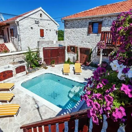 別荘 Villa Romantica Avec Piscine, 5 Studio Appartements, 5 Salles De Bains, 5 Cuisines, 12 Personnes ザダル